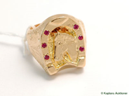 Pantvaror, Klackring, Hästsko med röda stenar, i auktion: Pant – Tisdag 21 februari 2006