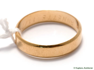 Pantvaror, Ring, slät ring 18K Ø 19 3/4 (graverad) 4,9g, i auktion: Pant – Tisdag 21 mars 2006