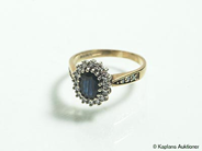 Smycken, CARMOSÉRING, 9K guld med ovalslipad safir och diamanter ca 0,30 ct vikt 2,9 g, i auktion: Klassiska – Lördag 29 april 2006