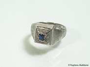 Smycken, SAFIRRING, 18K vitguld  med safir och 20 diamanter, i auktion: Klassiska – Lördag 29 april 2006