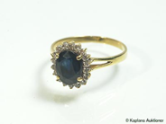 Smycken, CARMOSÉRING, 18K guld med ovalslipad safir och 18 briljanter ca 0,30 ctv, i auktion: Klassiska – Lördag 29 april 2006