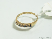Pantvaror, 1 graverad ring m blå stenar & dia 3xca 0,03ct stl:17,5 18k. Vikt 2,1g, i auktion: Pant – Torsdag 13 april 2006