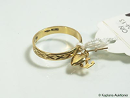 Pantvaror, 1 graverad ring, 1 hänge/tro, i auktion: Pant – Torsdag 13 april 2006