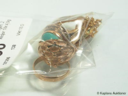 Pantvaror, 3 ringar 14k:13,0g. 3 örhängen, 2 kedjor 18k:4,9g. Vikt 18g, i auktion: Pant – Torsdag 13 april 2006