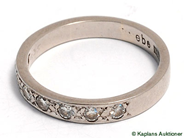 Smycken, ALLIANSRING, 18K vitguld med 7 briljanter  ca 0,35 ct W/VVS, i auktion: Klassiska – Lördag 27 maj 2006