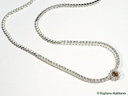 Smycken, COLLIER, 18K vitguld med  ovalslipad bestrålad gulorange  diamant 0,48 ct / SI, i auktion: Klassiska – Lördag 27 maj 2006