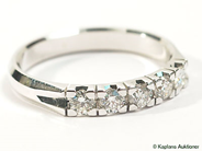 Smycken, ALLIANSRING, 18K vitguld med 5 briljanter ca 0,53 ca H(W)/SI, i auktion: Klassiska – Lördag 27 maj 2006