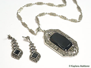 Smycken, KEDJA/HÄNGE, & örhängen, i auktion: Klassiska – Lördag 27 maj 2006