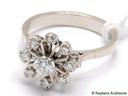 Pantvaror, Ring, med diamanter 1xca 0,23ct 8xca 0,01ct 14K vitguld Ø18 1/4 4,6g, i auktion: Pant – Tisdag 1 augusti 2006