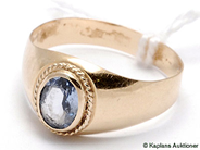 Pantvaror, Ring, med sten 18K defekt - ojämn skena 2,6g, i auktion: Pant – Tisdag 1 augusti 2006