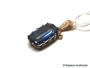 Pantvaror, 1 Berlock med blå sten, 18K. Vikt 3g, i auktion: Pant – Torsdag 21 september 2006