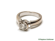 Smycken, ENSTENSRING, 18K vitguld med briljantslipad diamant ca 1,02 ct (enl gravyr) ca G(TW) /VVS-VS, i auktion: Moderna – Lördag 11 november 2006