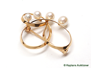 Smycken, BROSCH, 18K med 4 st odlade japanska pärlor, i auktion: Klassiska – Lördag 25 november 2006