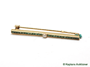 Smycken, BROSCHNÅL, 18K med carréslipade smaragder och pärla, i auktion: Klassiska – Lördag 25 november 2006