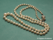 Smycken, PÄRLCOLLIER, odlade pärlor, i auktion: Klassiska – Lördag 25 november 2006