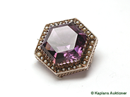 Smycken, BROSCH, i silver med hexagonalt slipad ametist och orientaliska pärlor., i auktion: Klassiska – Lördag 25 november 2006