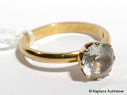 Pantvaror, 1 Ring med vit sten ( skena 20K + infattning 18K). Vikt 3,9g, i auktion: Pant – Torsdag 14 december 2006