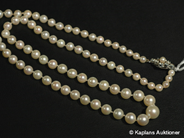 Pantvaror, 1 Pärlcollier doserat med lås i silver med vita stenar, i auktion: Pant – Torsdag 14 december 2006