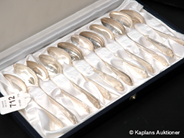 Pantvaror, 12 kaffeskedar i silver modell:Vasa i etui, i auktion: Pant – Torsdag 14 december 2006