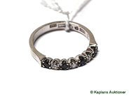 Pantvaror, 1 Ring 18K vg m dia tot 0,15 + safirer 0,33 ct, enl gravyr stl 17 1/4. Vikt 3,5g, i auktion: Pant – Lördag 17 februari 2007