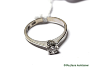 Pantvaror, 1 Ring 18K vg m dia 0,13 ct enl gravyr  stl  16. Vikt 2g, i auktion: Pant – Lördag 17 februari 2007