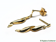 Pantvaror, 1 Par örhängen, 18K (1 stopp saknas). Vikt 0,8g, i auktion: Pant – Torsdag 13 december 2007