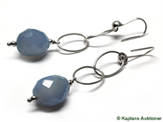 Pantvaror, 1 Par örhängen med blå stenar, 1 sten skadad, i auktion: Pant – Torsdag 13 december 2007