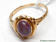 Pantvaror, Ring, med sten 18K bucklig Ø18 3,2g, i auktion: Pant – Tisdag 25 mars 2008