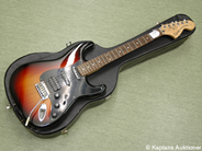Pantvaror, Elgitarr, Squier Stratocaster by Fender sn CY21015339 Crafted in China  i svart  hårt fodral, i auktion: Pant – Tisdag 17 juni 2008