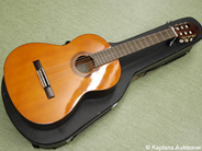 Pantvaror, Gitarr, akustisk Yamaha CG-100A i hårt fodral (1 spänne defekt), i auktion: Pant – Tisdag 17 juni 2008