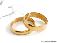 Pantvaror, Släta ringar, 2st graverade 18K 8,9g, i auktion: Pant – Tisdag 2 september 2008
