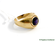 Pantvaror, Klackring, med lila sten 14K skev skena, i auktion: Pant – Tisdag 2 september 2008