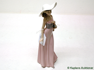 Pantvaror, Figurin, Flicka med hatt ca 30cm, i auktion: Pant – Tisdag 16 september 2008