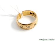 Pantvaror, Ring, med stenar graverad 18K 6,0 g, i auktion: Pant – Tisdag 16 september 2008