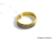 Pantvaror, Ring, med stenar 23K Ø 17 gravyr 6,0 g, i auktion: Pant – Tisdag 17 februari 2009