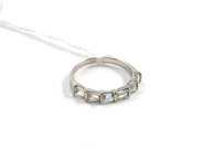 Pantvaror, Ring, 18K vitguld med stenar, i auktion: Pant – Tisdag 11 augusti 2009