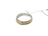 Pantvaror, Ring, tvåfärgad med diamant ca0,03ct (enl gravyr 0,04ct) 18K Ø17 1/2 4,1g gravyr, i auktion: Pant – Tisdag 19 januari 2010