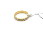 Pantvaror, Ring, Slät tvåfärgad graverad dekor 18K Ø15 1/2 2,6g gravyr, i auktion: Pant – Tisdag 19 januari 2010