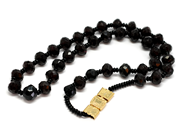 Smycken, COLLIER, granatcollier med antikt guldlås 18K L = 59 cm, i auktion: Klassiska – Lördag 27 februari 2010