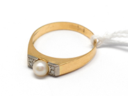 Pantvaror, Ring, 18K med pärla samt diamanter 4x ca 0,01ct Ø18¼ 1,9g, i auktion: Pant – Tisdag 16 november 2010