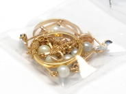 Pantvaror, Parti guld, 18K trasigt/ udda 11,5g, i auktion: Pant – Tisdag 16 november 2010