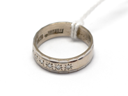 Pantvaror, Parti guld, 18K graverat med diamanter totalt 0,06ct enl gravyr 3,4g, i auktion: Pant – Tisdag 16 november 2010