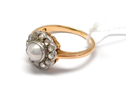 Pantvaror, Ring, med pärla och Rosenstenar, i auktion: Pant – Tisdag 16 november 2010