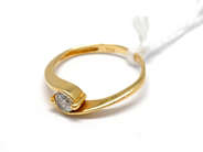 Pantvaror, Ring, skadad med vit sten 18K 1,7g, i auktion: Pant – Tisdag 16 november 2010