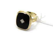 Pantvaror, Ring, med sten och diamant ca 0,04ct 14K 5,7g, i auktion: Pant – Tisdag 15 mars 2011