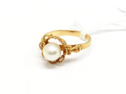 Pantvaror, Ring, med pärla skev 18K 2,7g, i auktion: Pant – Tisdag 13 september 2011