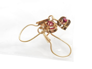 Pantvaror, Örhängen, med sten 18K 1,9 g, i auktion: Pant – Tisdag 22 november 2011
