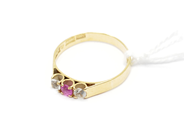 Pantvaror, Ring, med stenar 18K ej rund 2,1 g, i auktion: Pant – Tisdag 22 november 2011