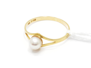 Pantvaror, Ring, med pärla 18K Ø 17 1/2 1,6 g, i auktion: Pant – Tisdag 22 november 2011