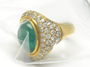 Pantvaror, Ring, 18K med grön sten o diamanter ca66xca0,02-0,03ct skadad 9,8g, i auktion: Pant – Tisdag 22 november 2011